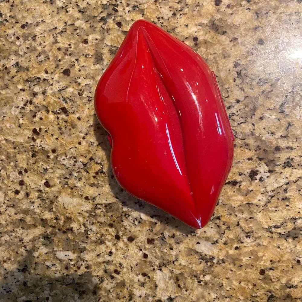 Kiss lips clutch